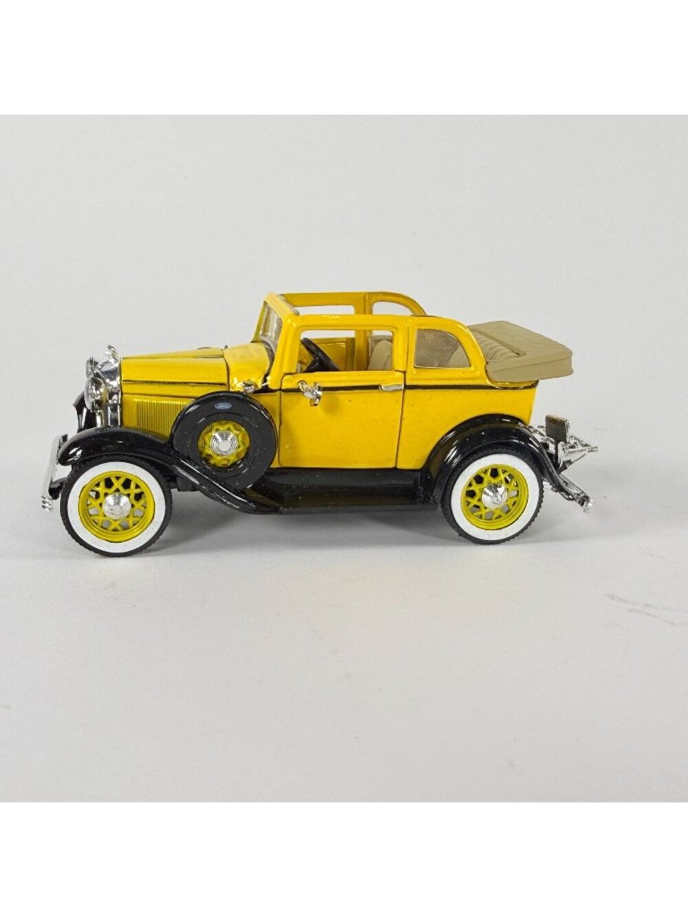 National Motor Museum Mint 1932 Ford Convertible Sedan 1:32 V-8 Diecast